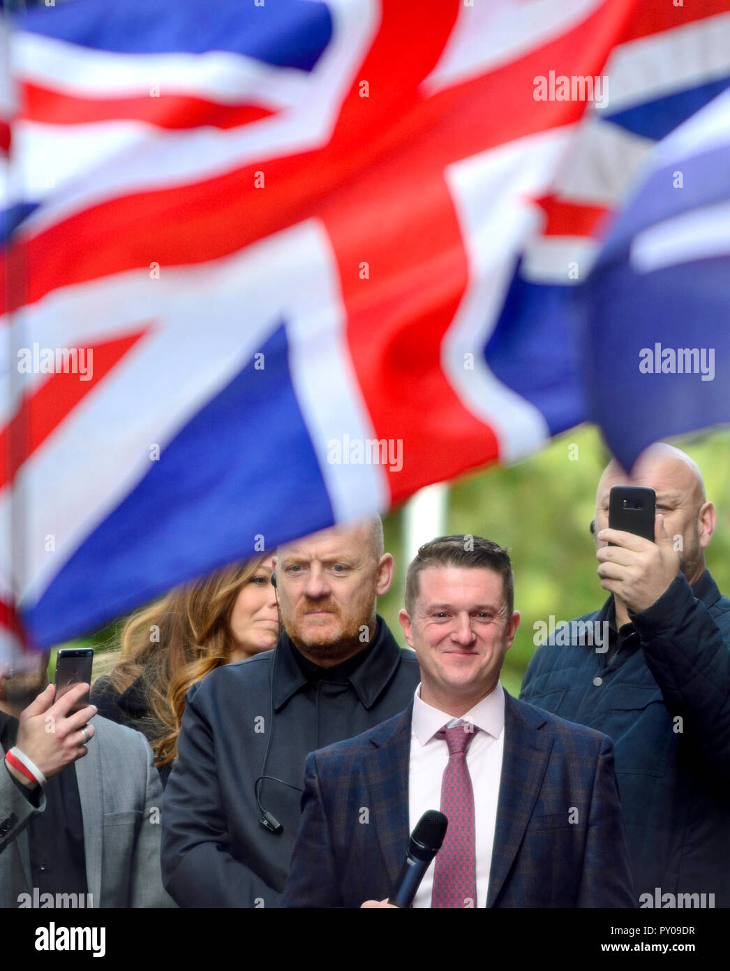 Tommy Robinson (estrema destra militante - vero nome Stephen Yaxley-Lennon) parla di una folla di persone al di fuori del Vecchio Bailey, Londra, dopo essere stato rilasciato su cauzione w Foto Stock