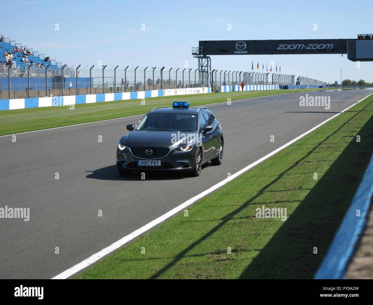 Mazda 6 sei mostrato a Donnington Park Race sul circuito di RS owners club giornata nazionale 2017 portando una sfilata giro come una safety car Foto Stock