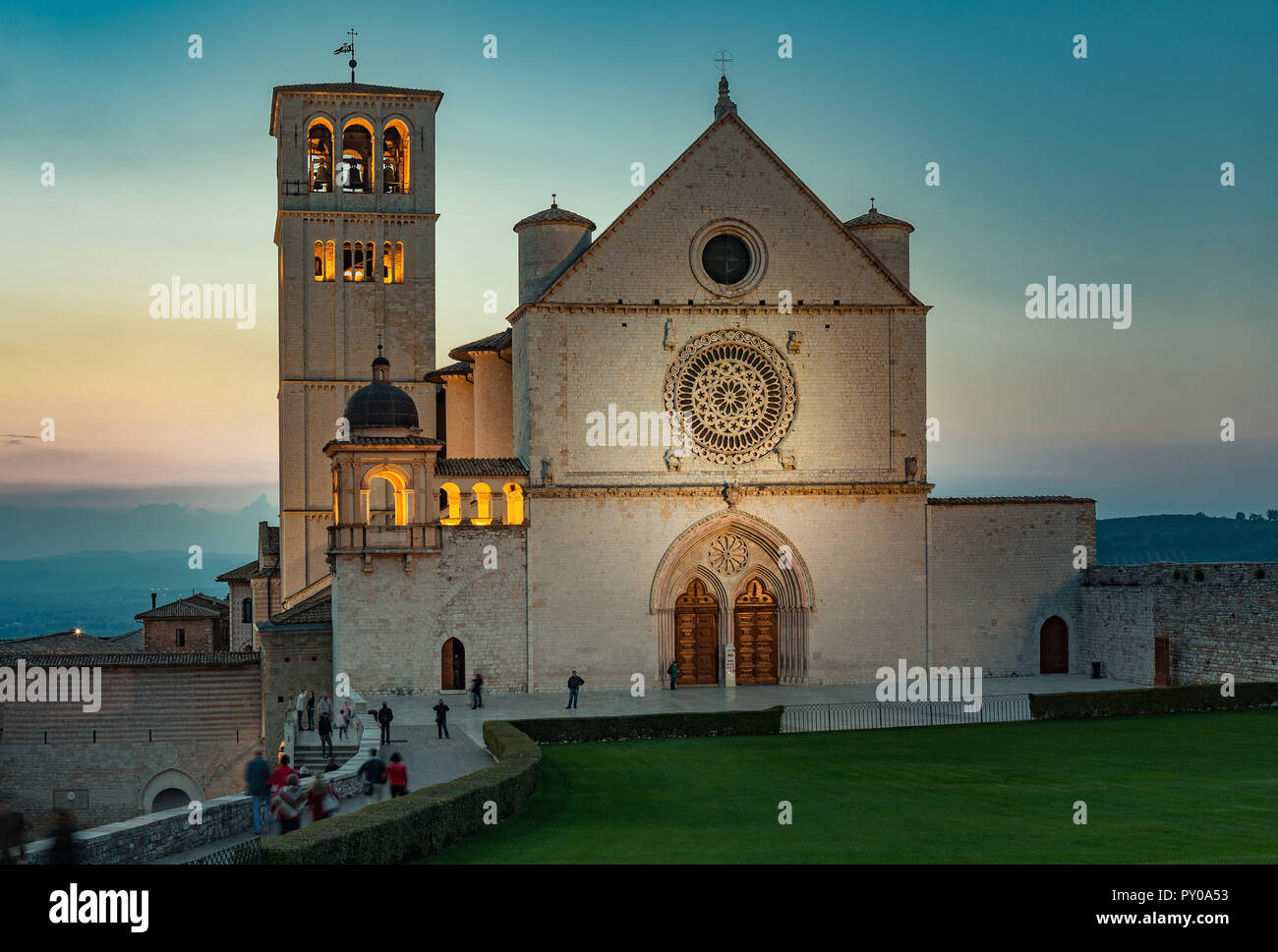 Basilica di San Francesco al crepuscolo, assisi. Perugia, Umbria, Italia, Europa Foto Stock