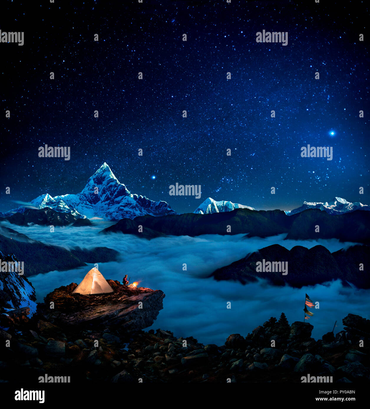 Il cielo stellato su camper a falò sulla formazione di roccia affacciato sul mare di nuvole e montagne, Pokhara, Kaski, Nepal Foto Stock