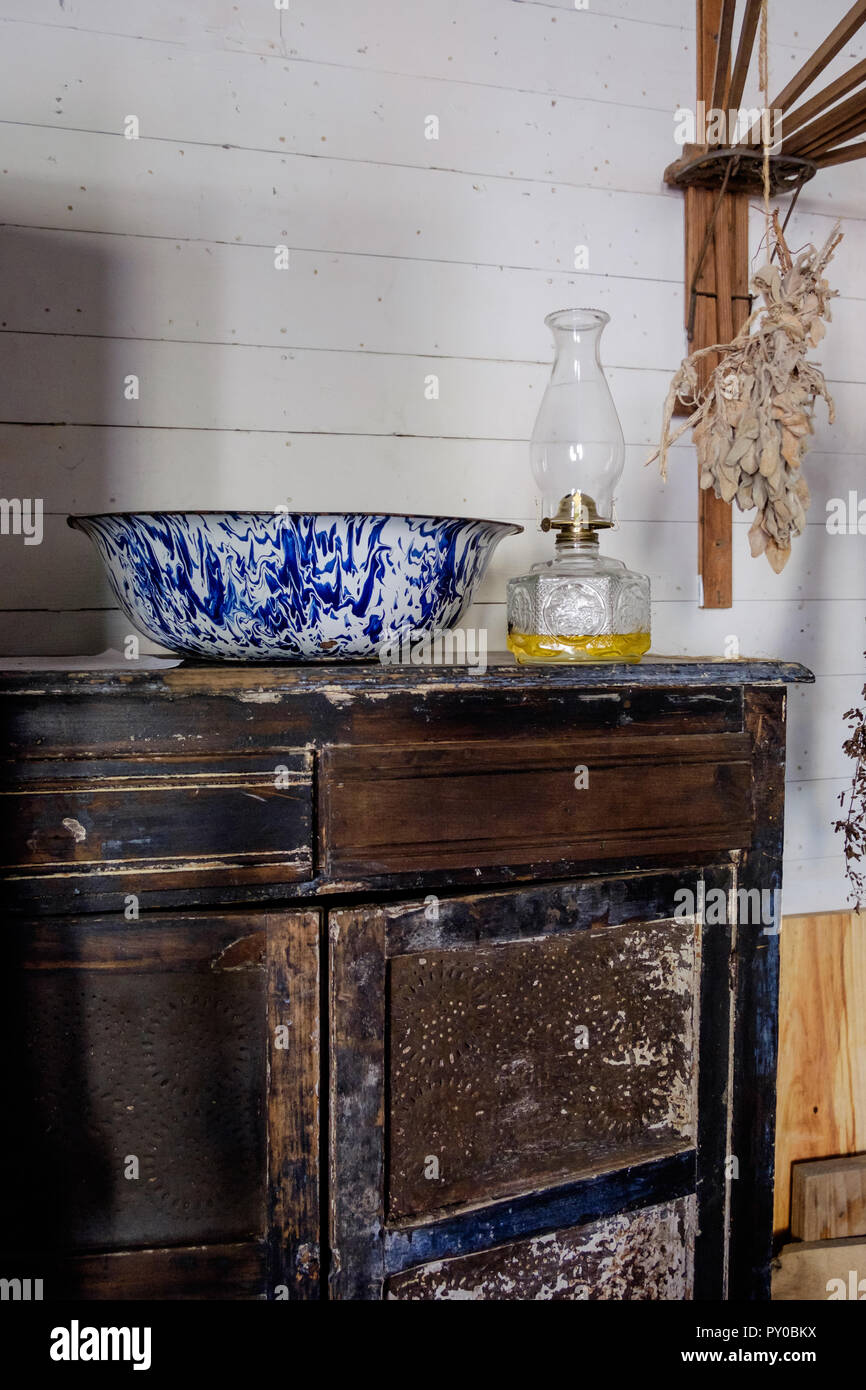 Antiche porcellane blu e bianco lavabo & il vecchio olio lampada sul tavolo di legno in interni di casa a Chestnut Square villaggio storico, McKinney Texas. Foto Stock