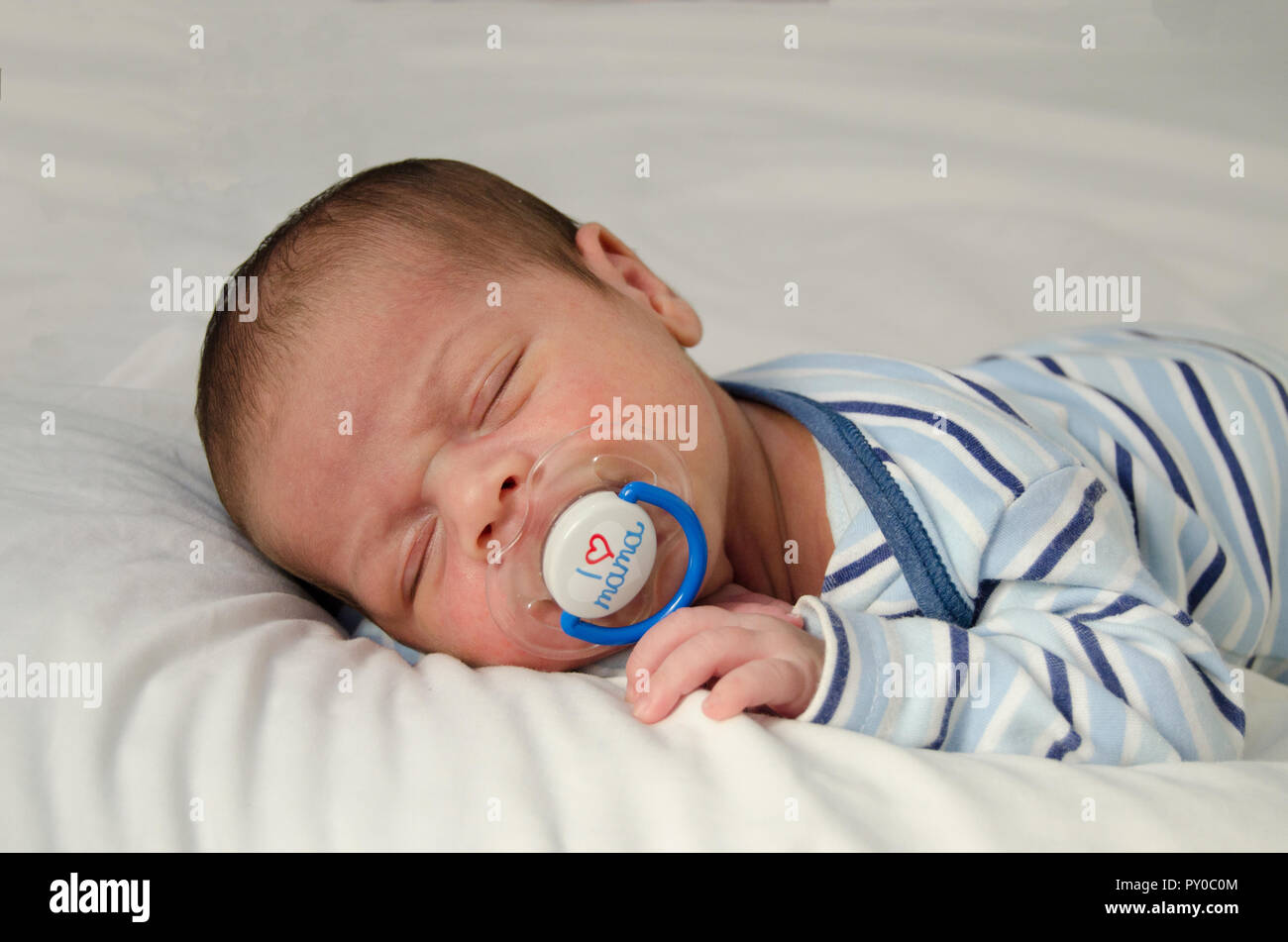 Due settimane di età neonato Bambino addormentato sul foglio bianco, close  up Foto stock - Alamy