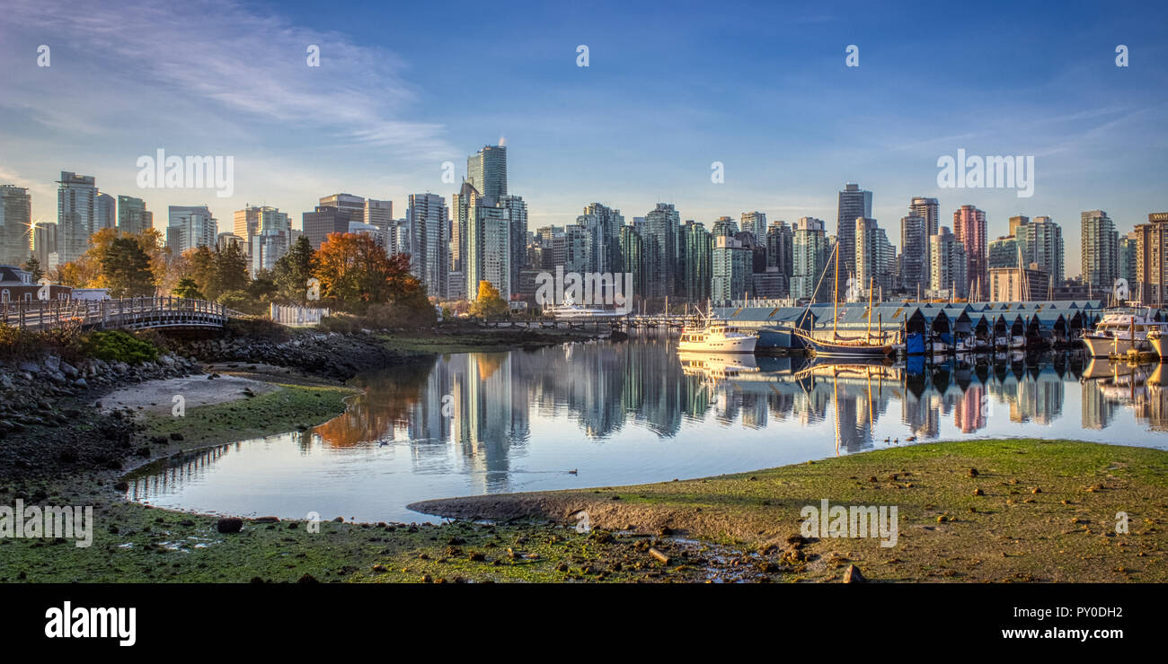Paesaggio urbano sorprendente vista sullo skyline di Vancouver e Burrard Ingresso da Stanley Park a sunrise in autunno, Vancouver, British Columbia Foto Stock