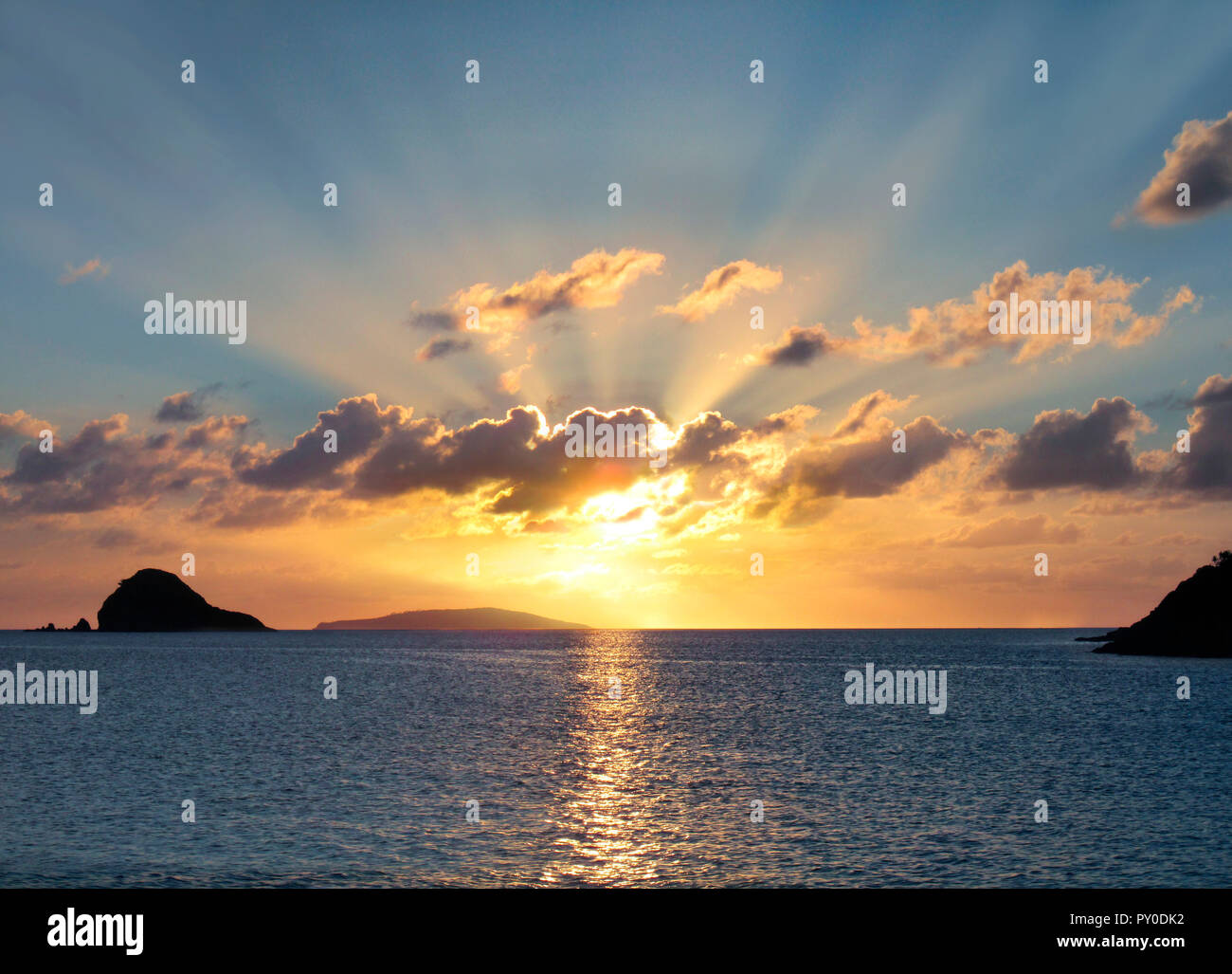 Tranquillo paesaggio con tramonto sul mare, le isole Calaguas, Camarines Norte, Filippine Foto Stock