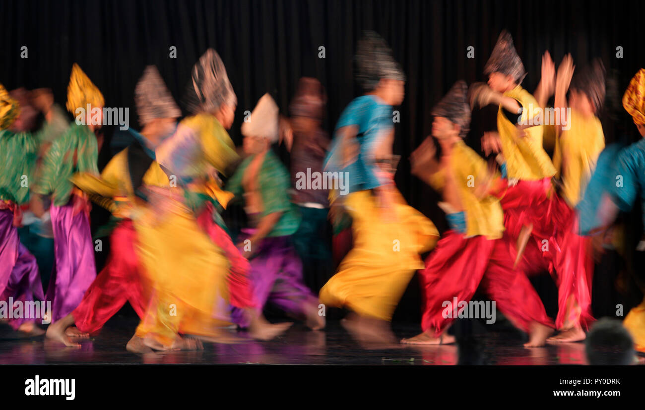 Un folto gruppo di ballerini musulmana sul palco, Villa Escudero, Manila, laguna, isola di Luzon, Filippine Foto Stock