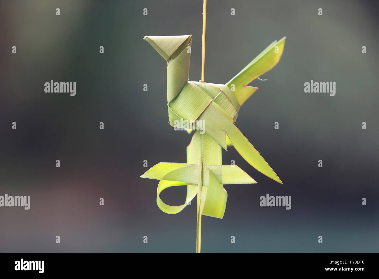 Close up di uccello realizzata in foglia di palma, Manila, isola di Luzon, Filippine Foto Stock