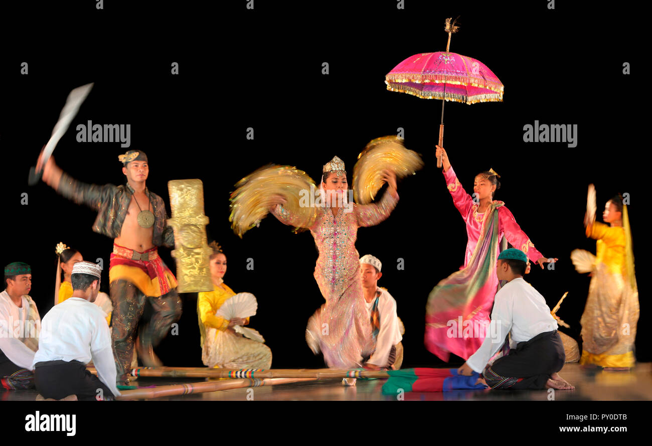 Gruppo di ballerini musulmana sul palco, Villa Escudero, Manila, laguna, isola di Luzon, Filippine Foto Stock