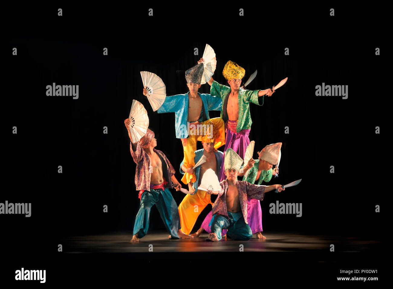 Gruppo di ballerini musulmano con ventole e spade sul palco, Villa Escudero, Manila, laguna, isola di Luzon, Filippine Foto Stock