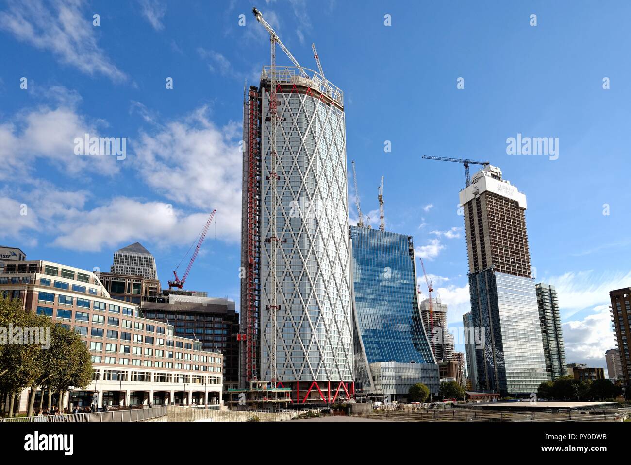 Costruzione di un nuovo ufficio e torri residenziali a Canary Wharf Docklands Londra Inghilterra REGNO UNITO Foto Stock