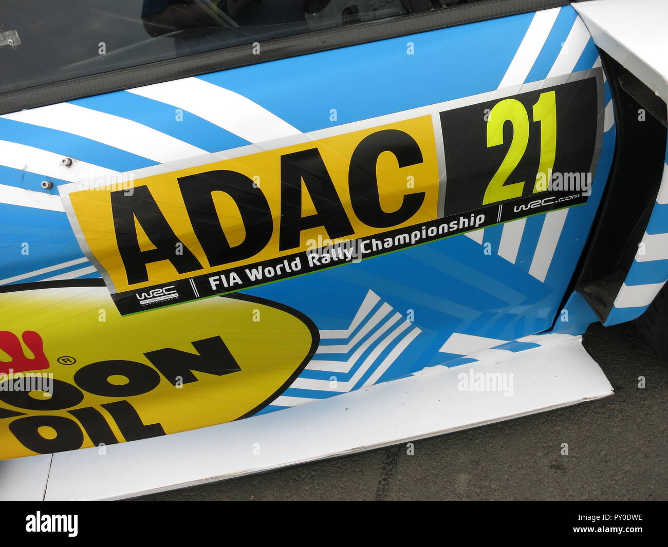 Ford Fiesta RS WRC rally car mostrata al Donnington Park Race sul circuito di RS owners club giornata nazionale in kroon livrea olio dopo l'ADAC rallye Germania Deutschland 2018 porta con livrea e i loghi degli sponsor e concorrente anche numero di aspirazione dell'aria per il raffreddamento del freno può essere visto Foto Stock