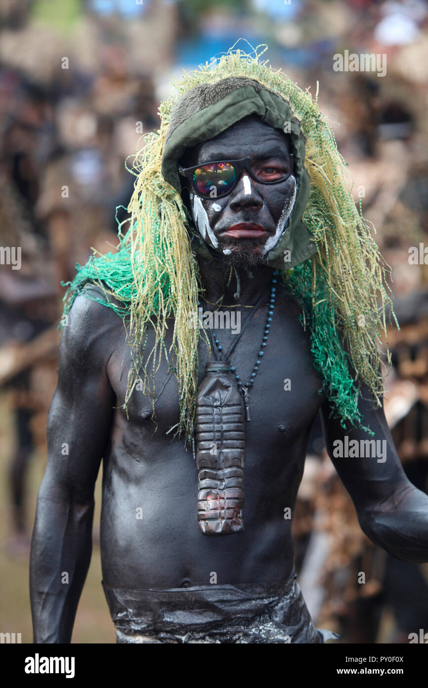 Funny Man con la pelle verniciata di nero e verde hairpiece su sfondo sfocato a Ati Atihan festival, Kalibo, Aklan, Panay Island, Filippine Foto Stock