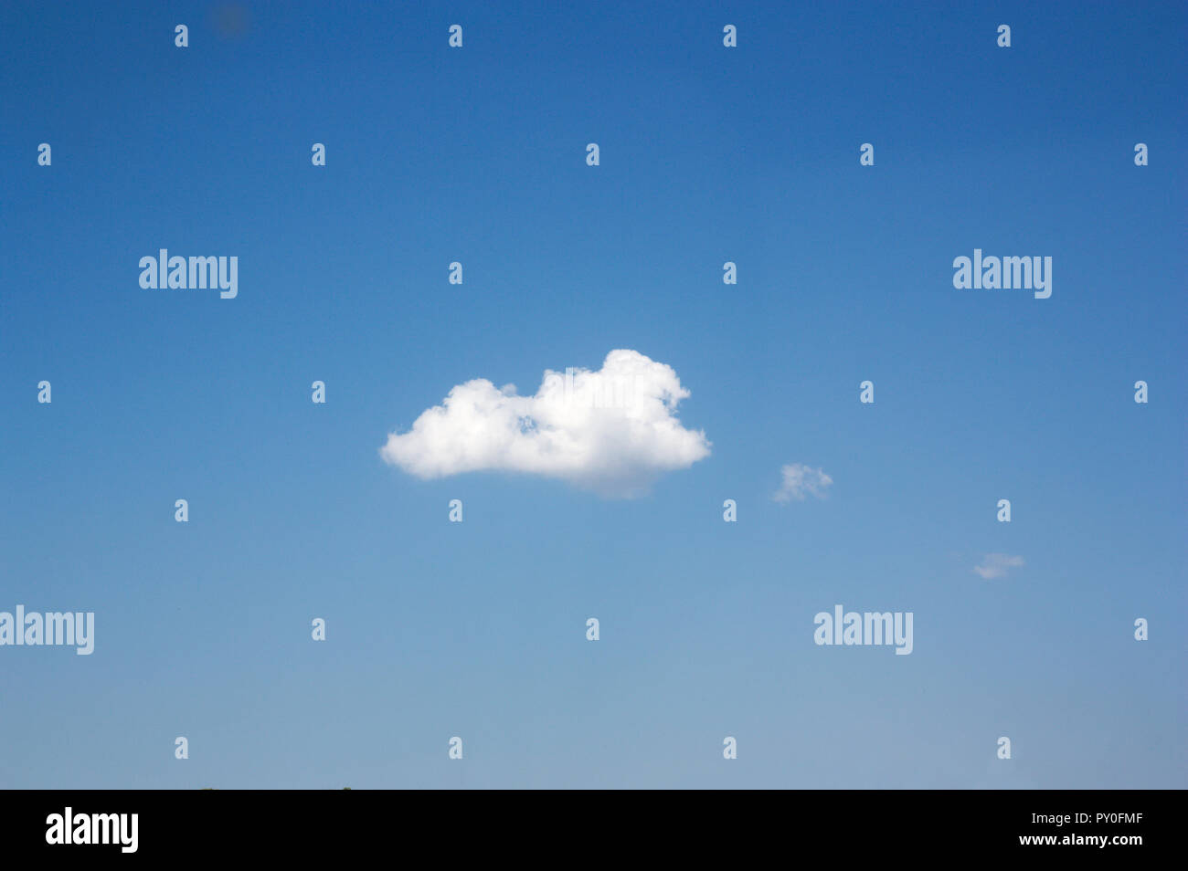 Piccola estate cloud con il cielo completamente chiaro e blu colore perfetto per accompagnare il testo Foto Stock