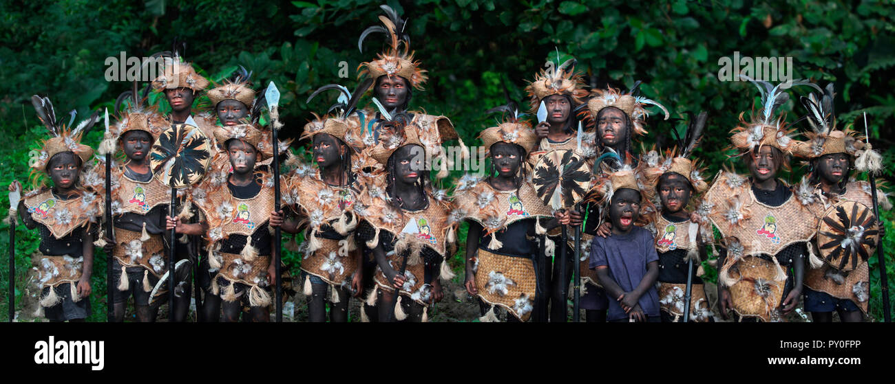 Persone con pelle verniciata di nero in costumi tribali in Ati Atihan festival, Kalibo, Aklan, Panay Island, Filippine Foto Stock