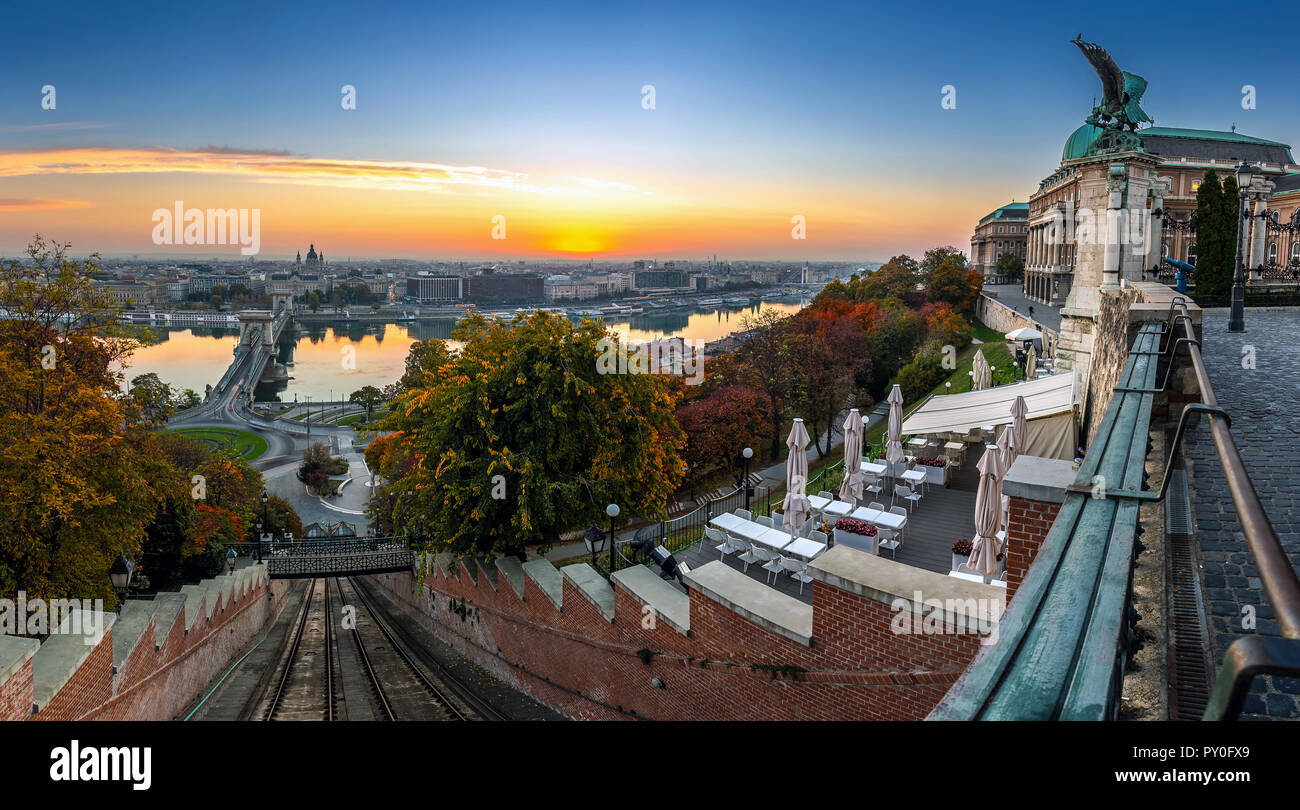 Budapest, Ungheria - Funicolare Castle Hill di Budapest (Budavari Siklo) via e il Castello di Buda Royal Palace a sunrise. Ponte delle catene di Szechenyi, Fiume Danub Foto Stock