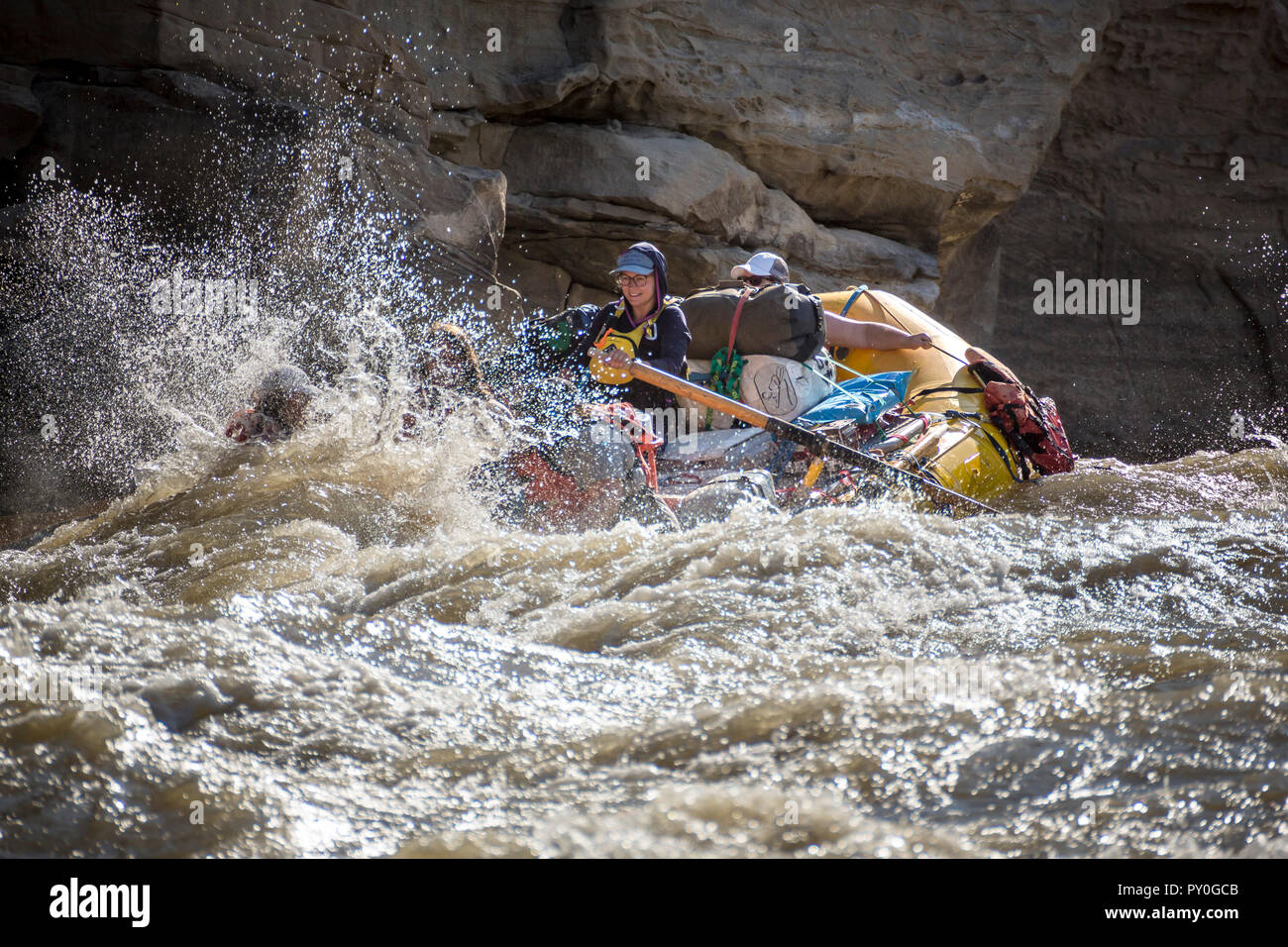 Gli uomini e le donne di rafting sul impetuoso fiume verde nella desolazione Canyon dello Utah, Stati Uniti d'America Foto Stock