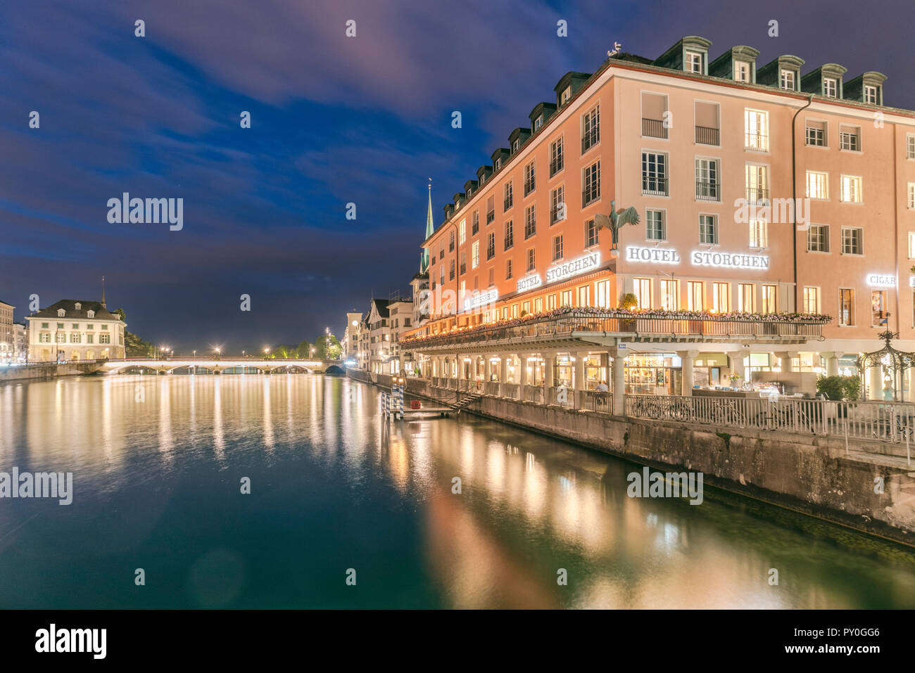 Hotel IlluminatedÂ edificio dal fiume LimmatÂ di notte, Zurigo, Svizzera Foto Stock