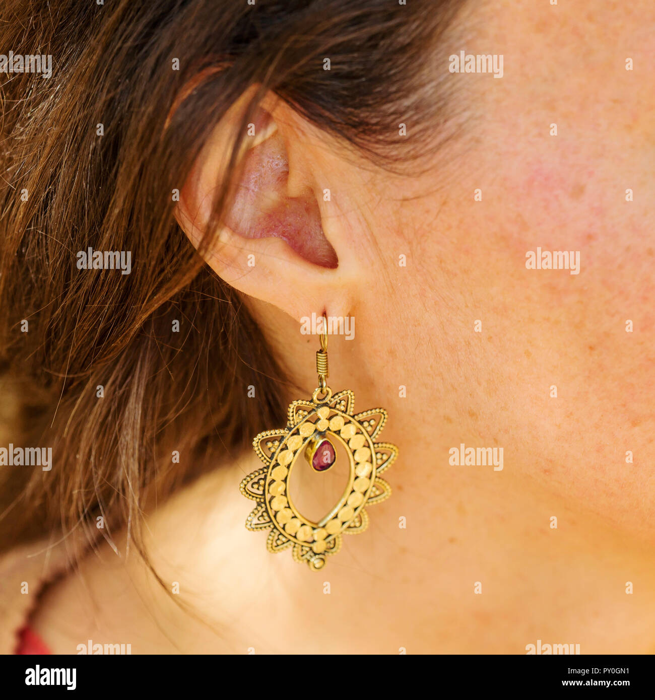 Orecchini in ottone con pietra rubino goccia Foto Stock