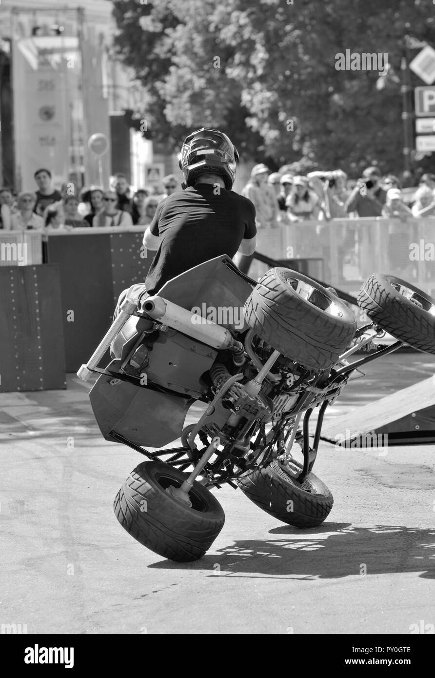 Il cavaliere sull'ATV mostra Acrobazie rischiose.Il conducente ha un alto livello di formazione. Foto Stock