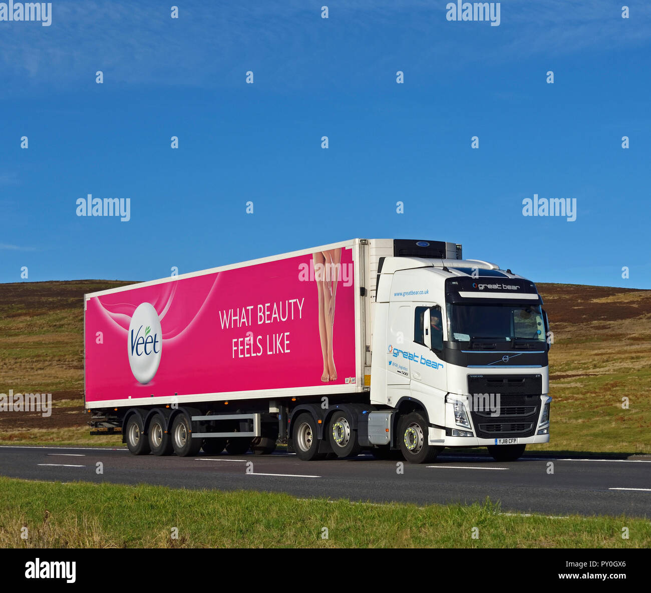 Grande Distribuzione Orso HGV con Veet, 'Quale bellezza si sente come', rimorchio. Autostrada M6 Southbound carreggiata, Shap, Cumbria, Inghilterra, Regno Unito. Foto Stock
