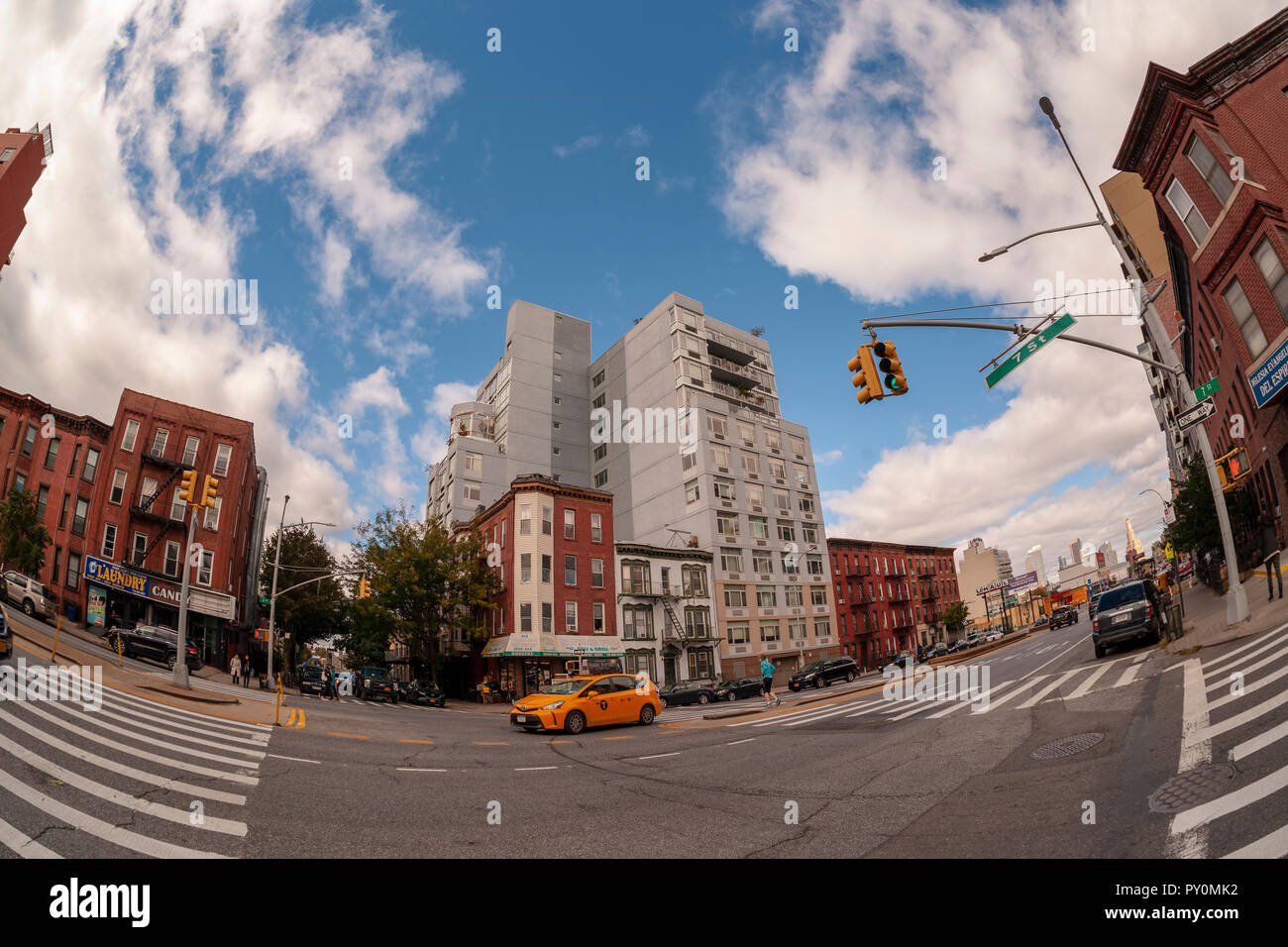 Il nuovo sviluppo accanto a vecchi edifici nel quartiere di Gowanus di Brooklyn a New York domenica 21 ottobre, 2018. Così chiamato a causa del inquinato Gowanus Canal, come canal pulivano sempre più lo sviluppo è in corso. (Â© Richard B. Levine) Foto Stock