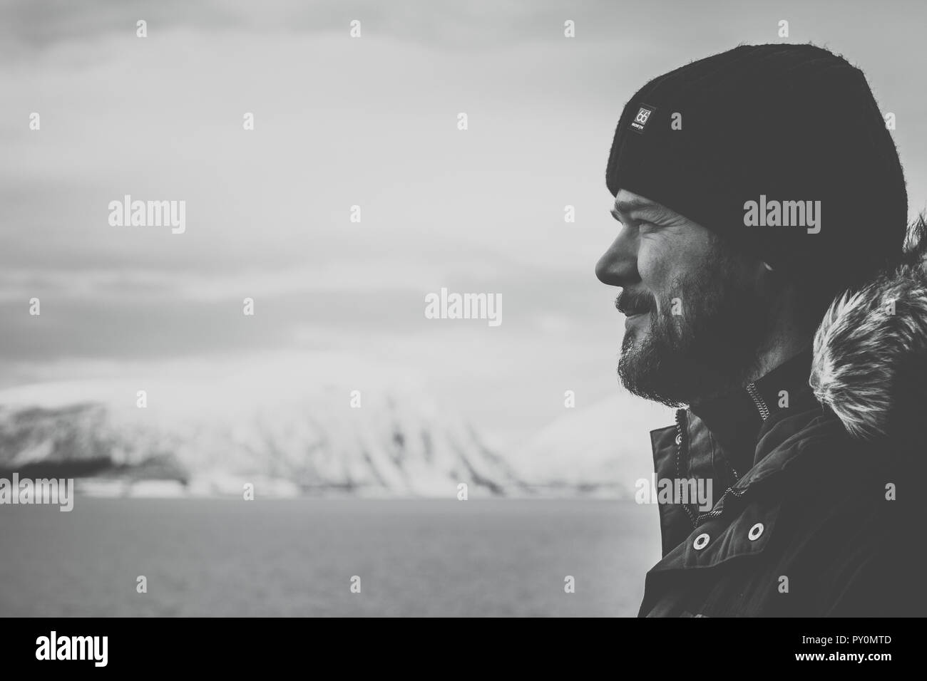 Uomo Barbuto in una fredda giornata all'aperto in inverno abiti in Norvegia Foto Stock