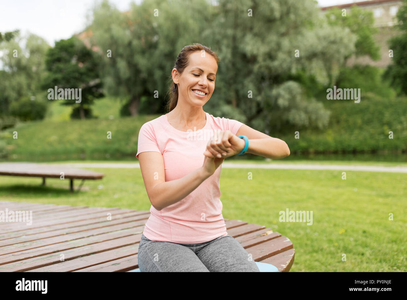 Donna con tracker di fitness in posizione di parcheggio Foto Stock