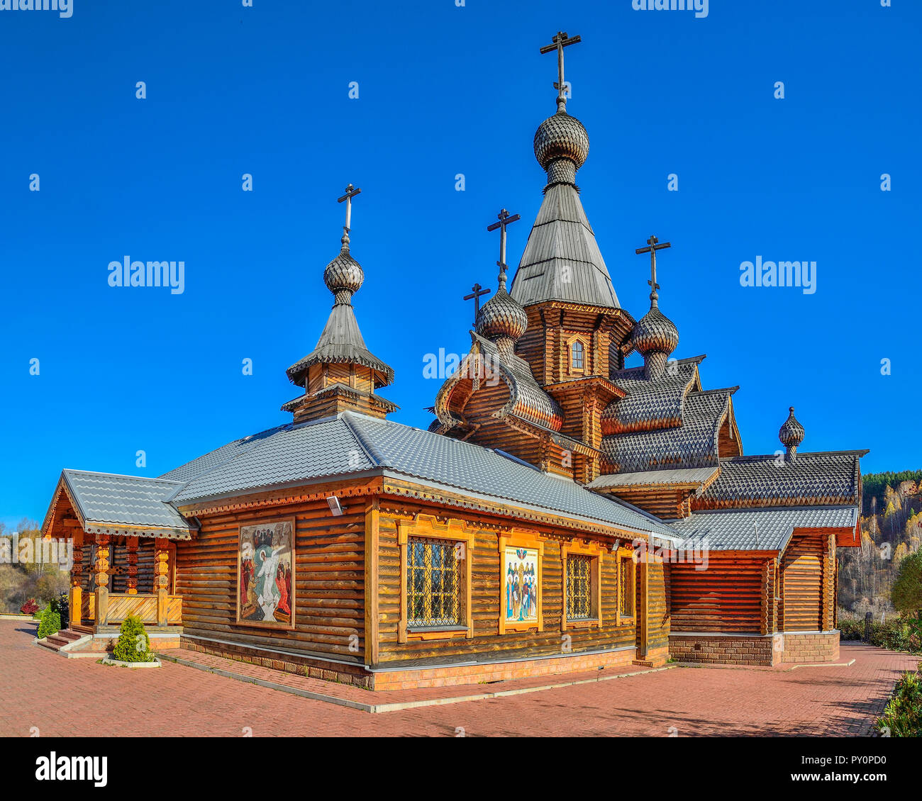 Tempio cristiano del santo martire Giovanni il guerriero in Novokuznetsk, Russia. Vintage tecnologie per la costruzione di tradizioni di archit in legno Foto Stock