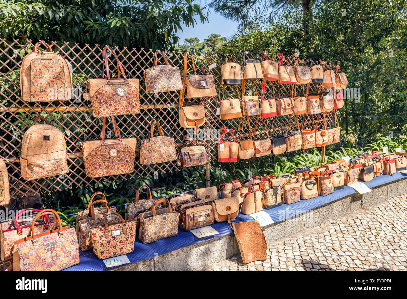 Il sughero di sacchetti e borse in vendita lungo il marciapiede, Sintra Portogallo Foto Stock