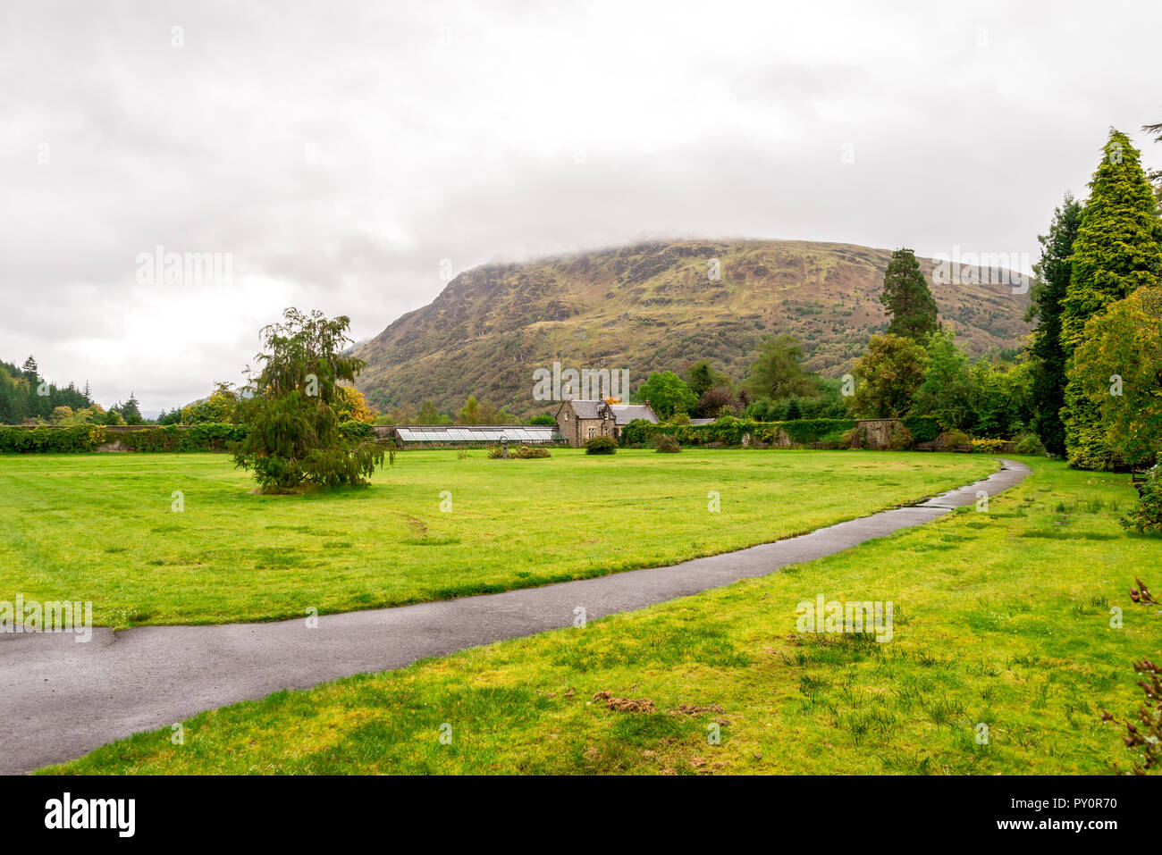 Una serra al piede della montagna in Benmore Botanic Garden, Loch Lomond e il Trossachs National Park, Scozia Foto Stock