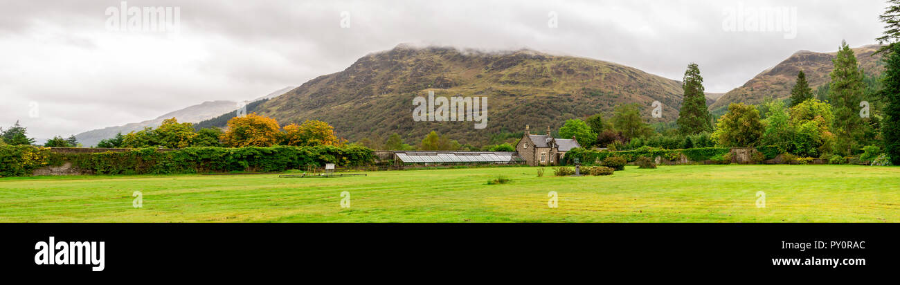 Panorama del prato di fronte una serra con piante in Benmore Botanic Garden, Loch Lomond e il Trossachs National Park, Scozia Foto Stock