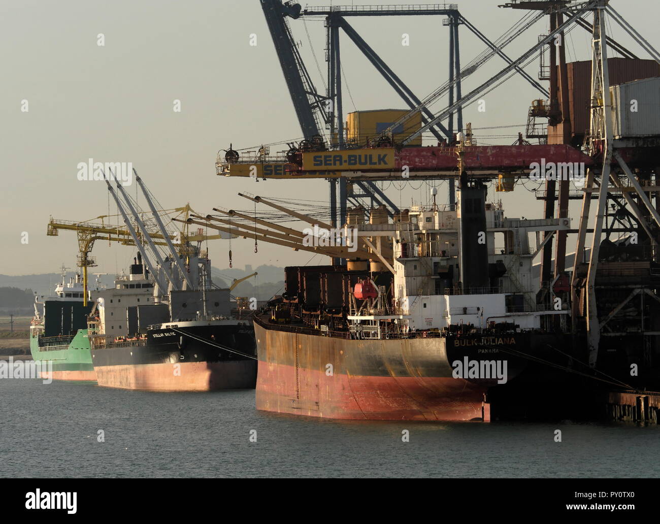 AJAXNETPHOTO. 2018. DUNKERQUE, Francia. - Caricamento del carbone - IL BULK BULK CARRIER JULIANA attraccate al carbone Impianto di caricamento. Foto:JONATHAN EASTLAND/AJAX REF:GX8 181909 328 Foto Stock