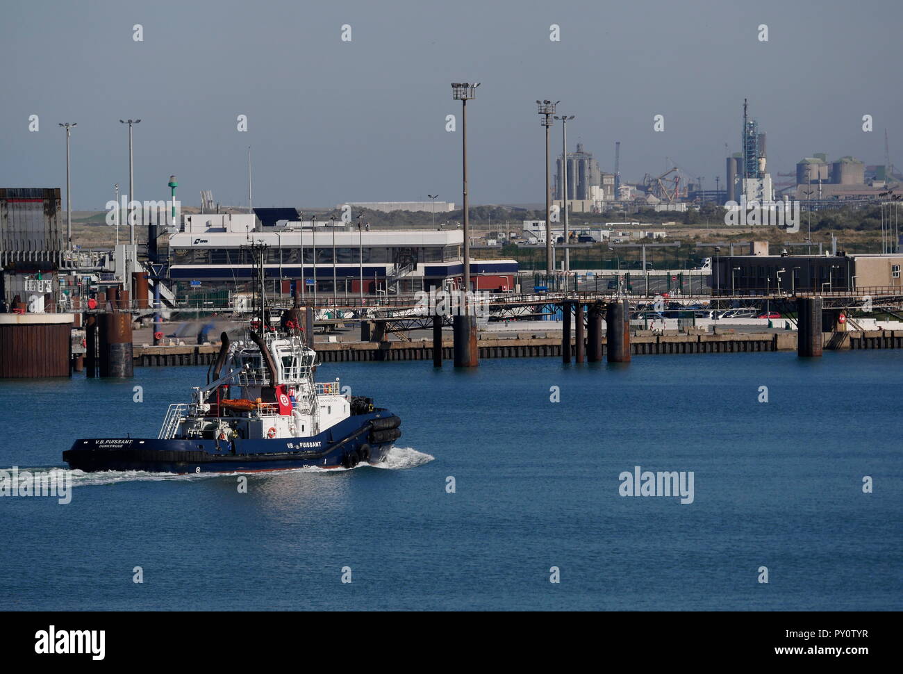 AJAXNETPHOTO. 2018. DUNKERQUE, Francia. - FERRY TERMINAL - INFRASTRUTTURE E RAFFINERIA complesso industriale con Harbour Tug. Foto:JONATHAN EASTLAND/AJAX REF:GX8 182009 873 Foto Stock