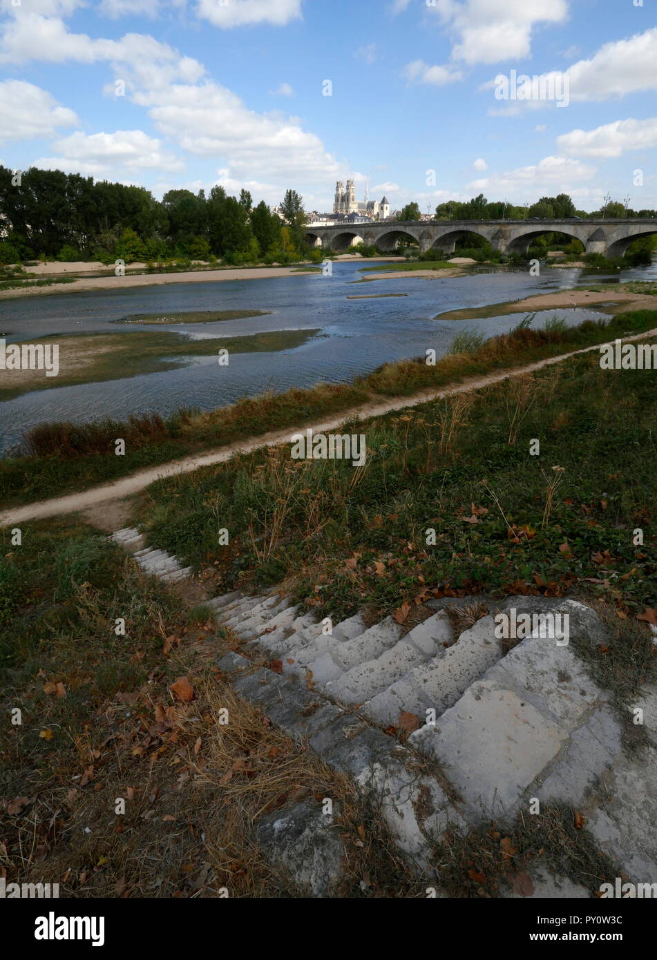 AJAXNETPHOTO. ORLEANS, Francia. - TURNER ha dipinto qui - VISTA DA SUD attraverso il fiume Loira DAL VECCHIO QUAI NEUF circa da dove artista inglese Joseph MALLORD William Turner ( 1775-1851) viste schematiche del George V E PONTE DI SAINTE-CROIX CATTEDRALE SULLA SUA 1826 TOUR DELLA VALLE DELLA LOIRA. Vecchio di gradini di pietra conducono giù al fiume. Foto:JONATHAN EASTLAND/AJAX REF:GX8 182009 494 Foto Stock