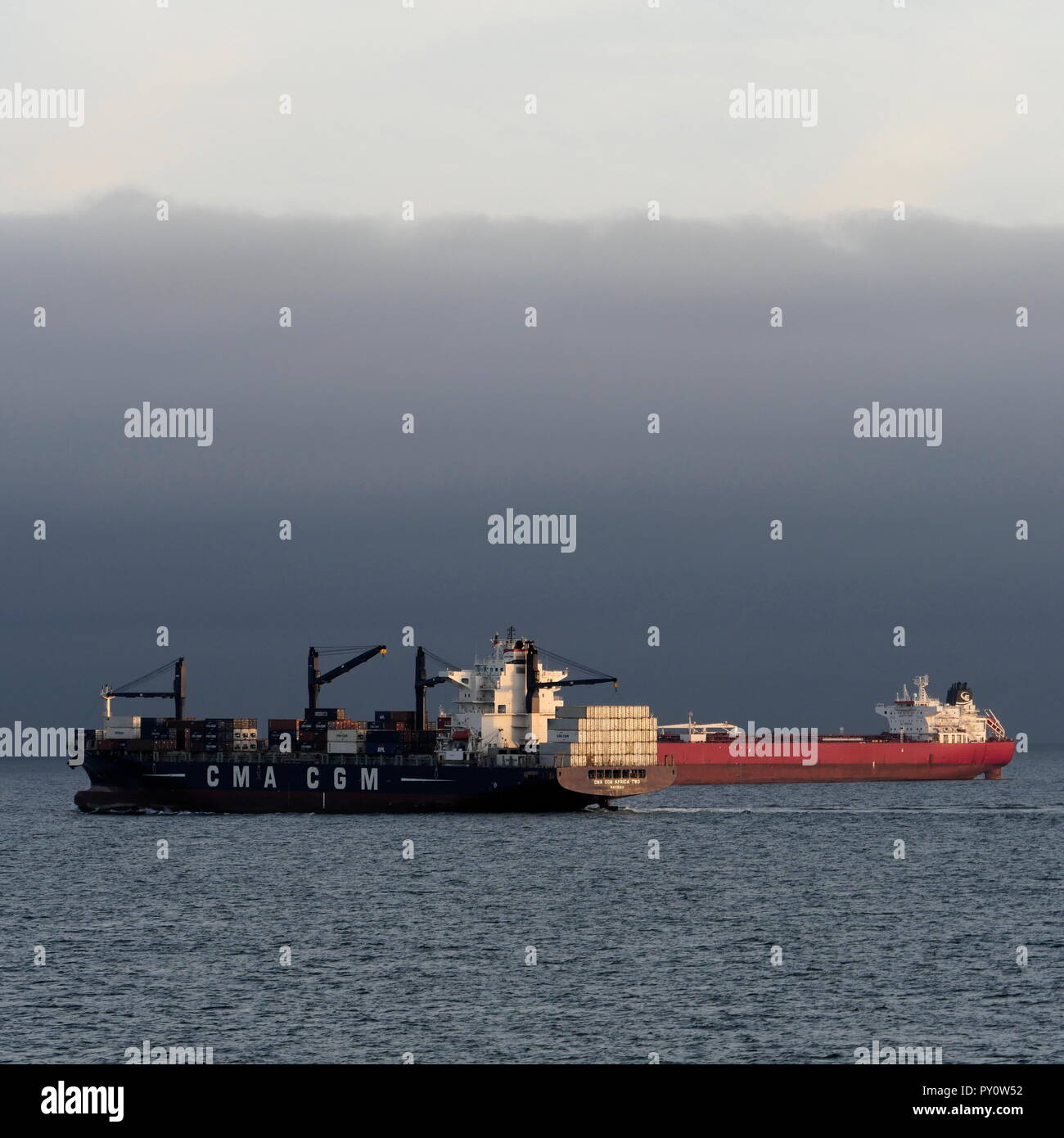 AJAXNETPHOTO. 2018. DUNKERQUE, Francia. - Sotto il titolo - CMA CGM AFRICA container due teste fuori nel canale nella mattina presto luce, circa a croce davanti al BULKER STI BROADWAY ancorato nelle strade. Foto:JONATHAN EASTLAND/AJAX REF:GX8 181909 287 Foto Stock