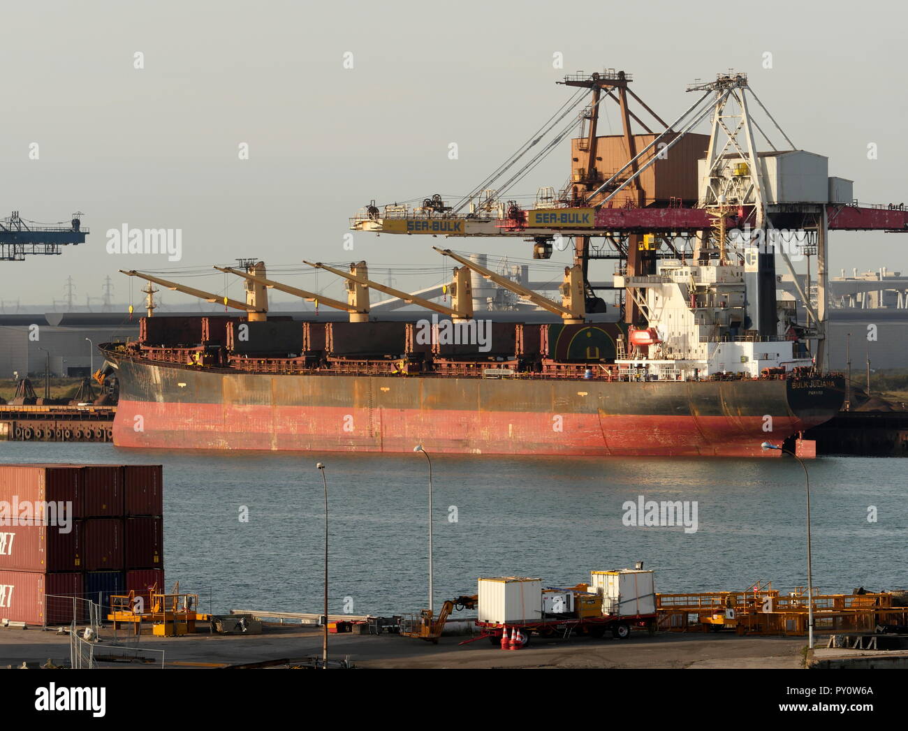 AJAXNETPHOTO. 2018. DUNKERQUE, Francia. - Caricamento del carbone - IL BULK BULK CARRIER JULIANA attraccate al carbone Impianto di caricamento. Foto:JONATHAN EASTLAND/AJAX REF:GX8 181909 332 Foto Stock