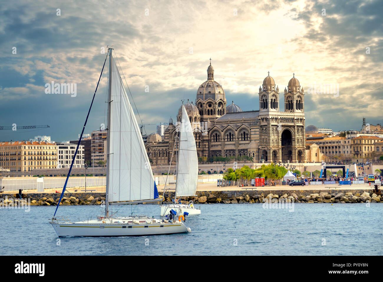 Bellissima vista mare e Cattedrale de la Grande a Marsiglia. Francia Foto Stock