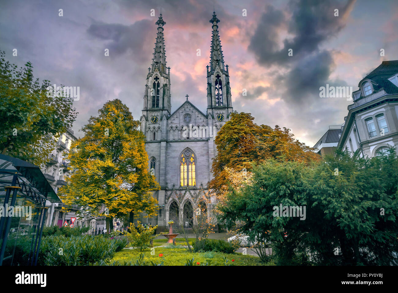 Vista notturna della cattedrale Iglesia de Baden-Baden a Augustaplatz. Baden-Baden, Germania Foto Stock