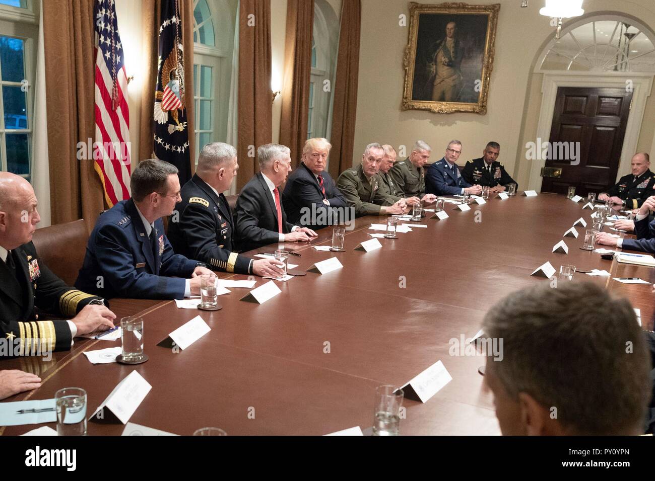 U.S presidente Donald Trump incontra con gli alti comandanti militari nel Cabinet Room della casa bianca Ottobre 23, 2018 a Washington, DC. Foto Stock