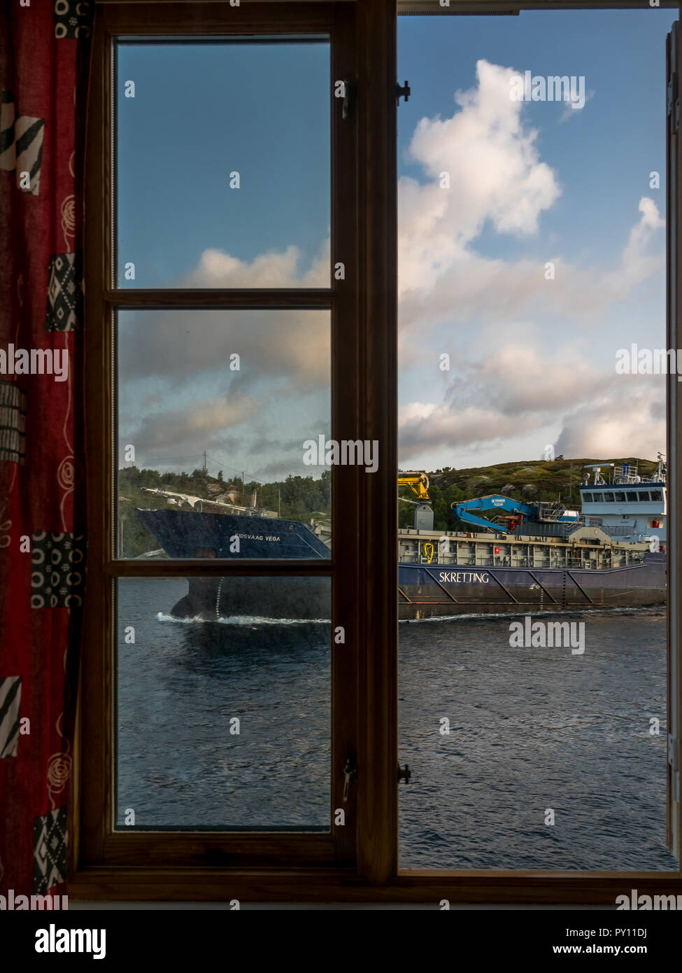 Pesca marittima in Norvegia. Hitra agosto 2018, vista dal vedovo del tagliatore sulla baia, Foto Stock