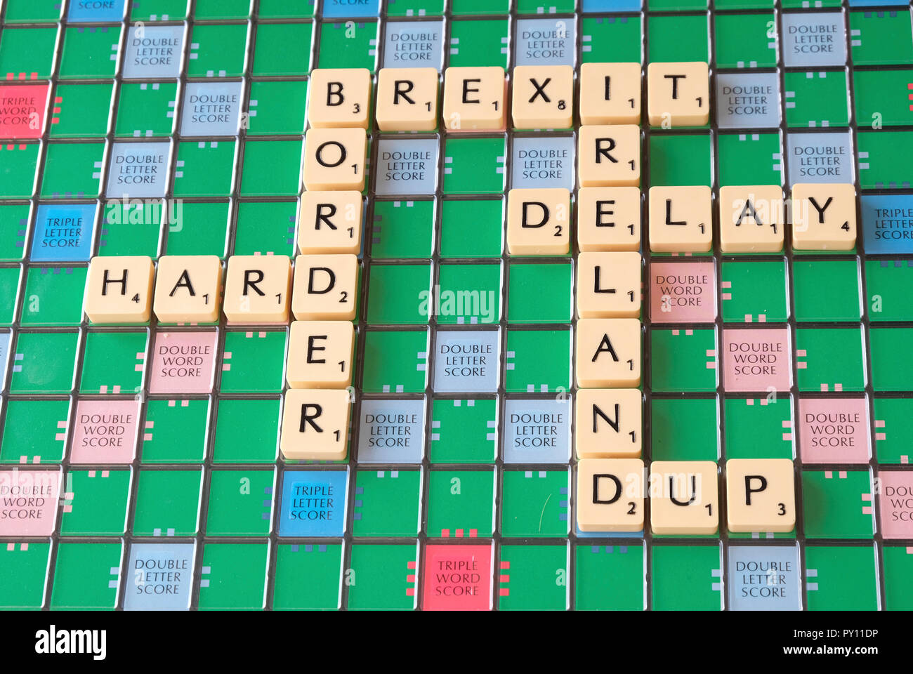 Scheda di Scrabble che mostra a tema Brexit parole circa il confine irlandese problema Foto Stock