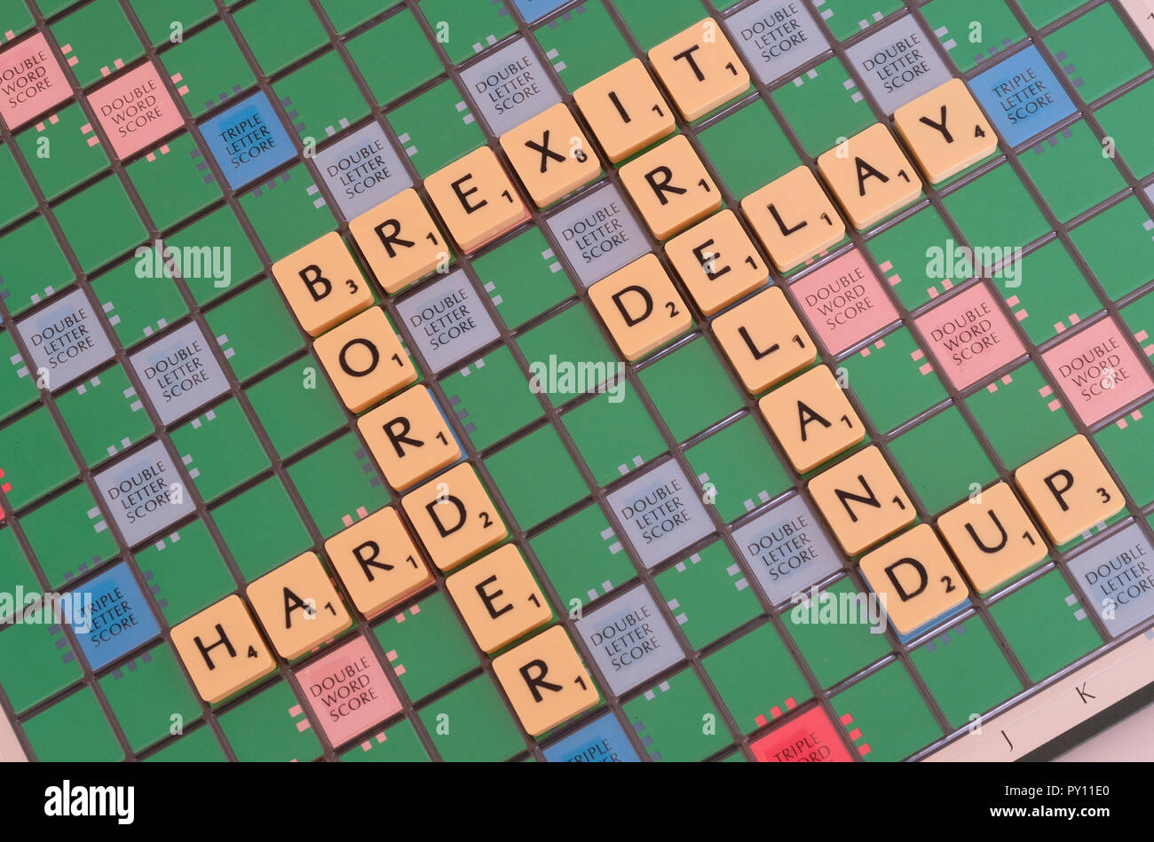 Scheda di Scrabble che mostra a tema Brexit parole circa il confine irlandese problema Foto Stock