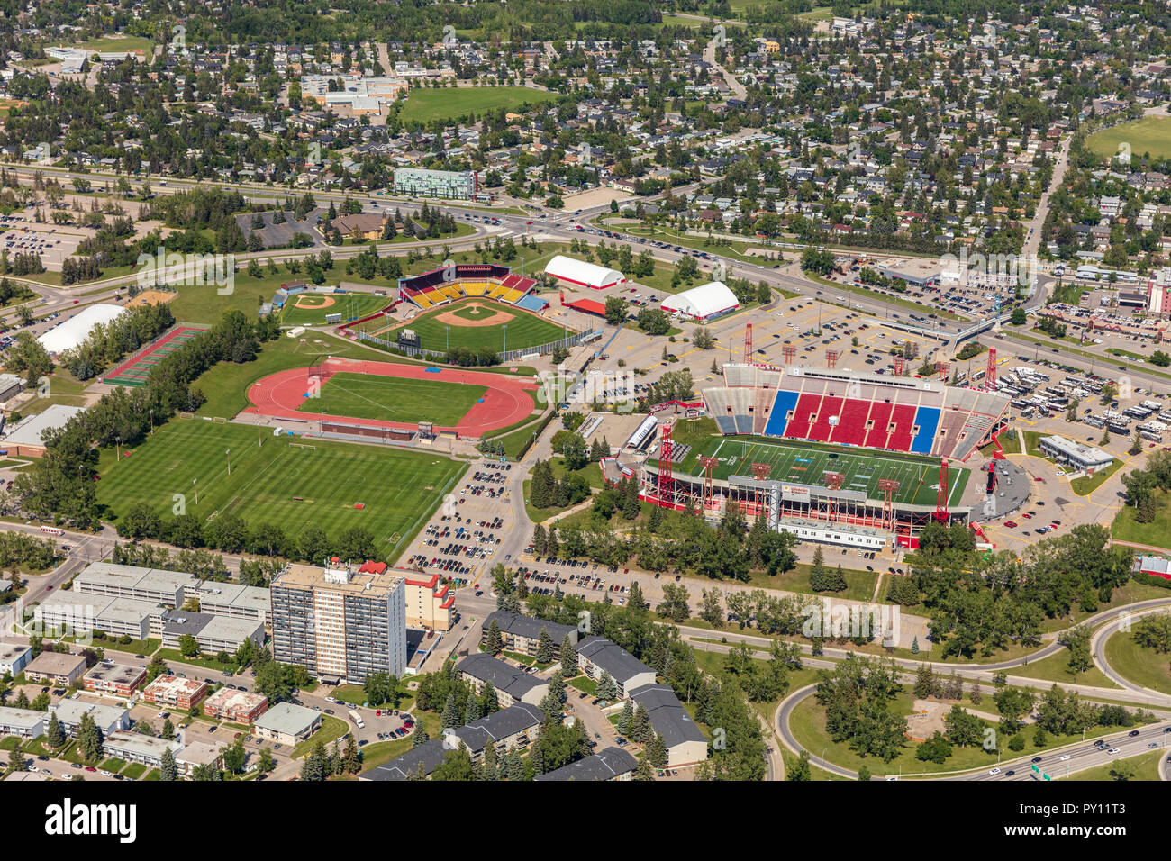 Vista aerea di McMahon Stadium e nelle vicinanze di luoghi di sport. Foto Stock