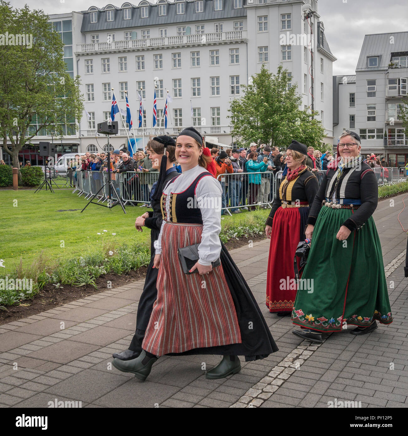 Donne abbigliate in Islanda il costume nazionale il giorno di indipendenza, Giugno 17th, Reykjavik, Islanda. Foto Stock