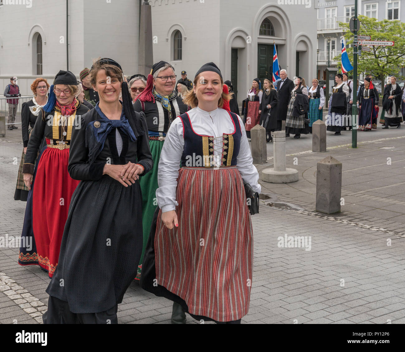 Donne abbigliate in Islanda il costume nazionale, giorno di indipendenza, Giugno 17th, Reykjavik, Islanda. Foto Stock