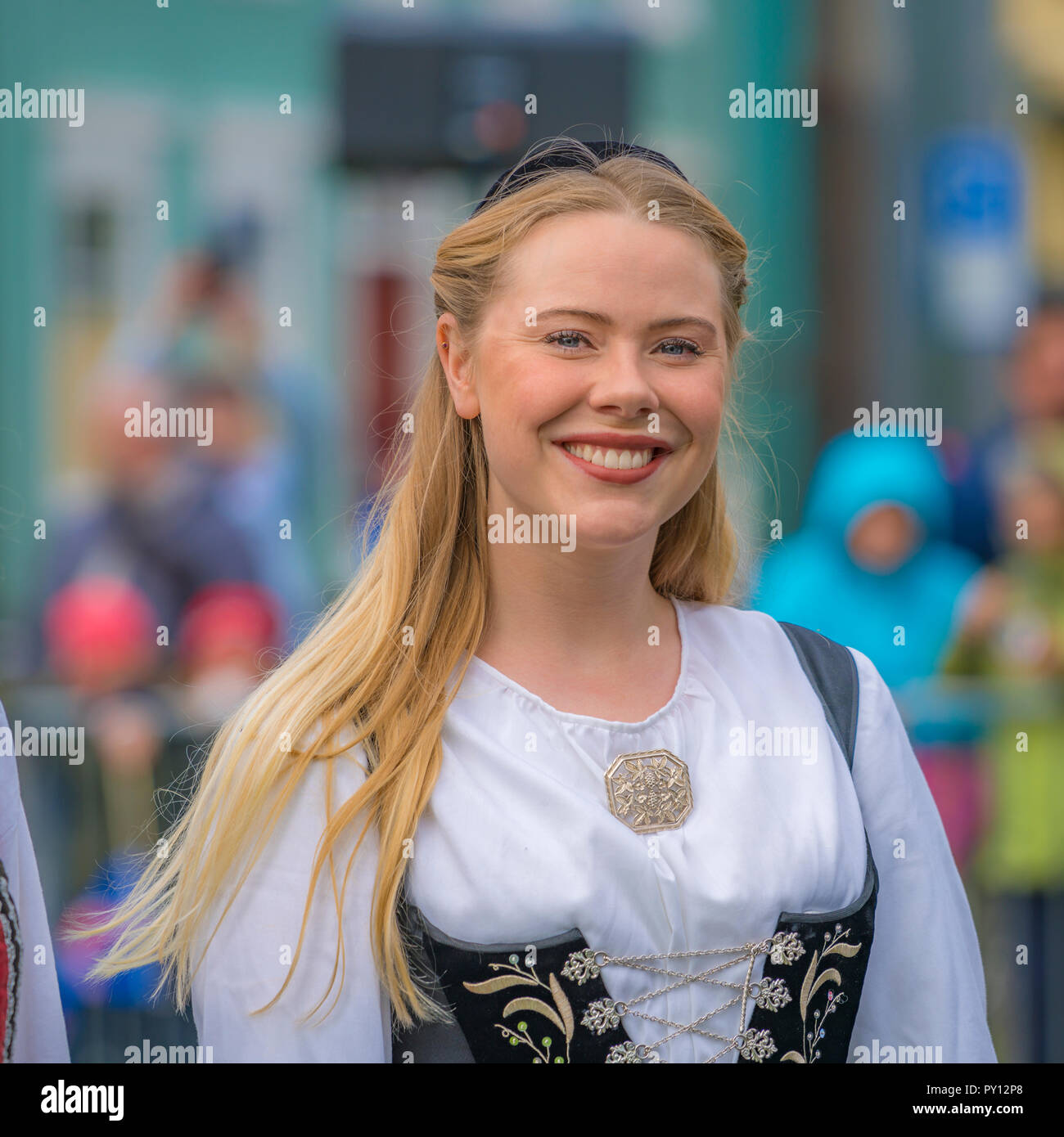 Donne abbigliate in Islanda il costume nazionale il giorno di indipendenza, Giugno 17th, Reykjavik, Islanda. Foto Stock