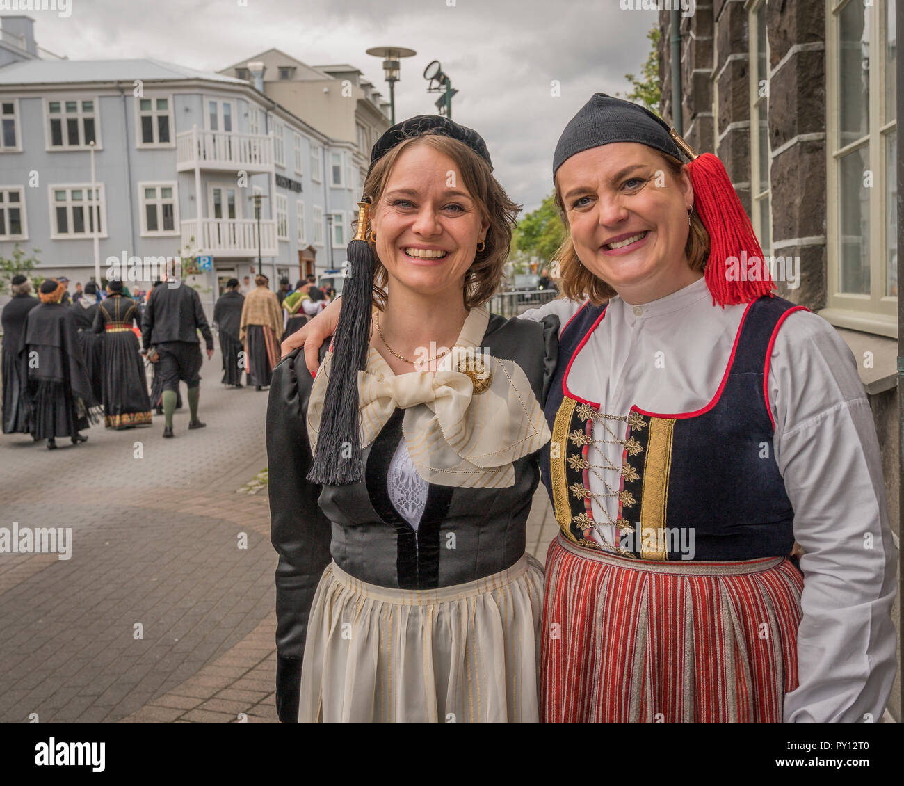 Donne abbigliate in Islanda il costume nazionale il giorno di indipendenza, Giugno 17th, Reykjavik, Islanda. Foto Stock