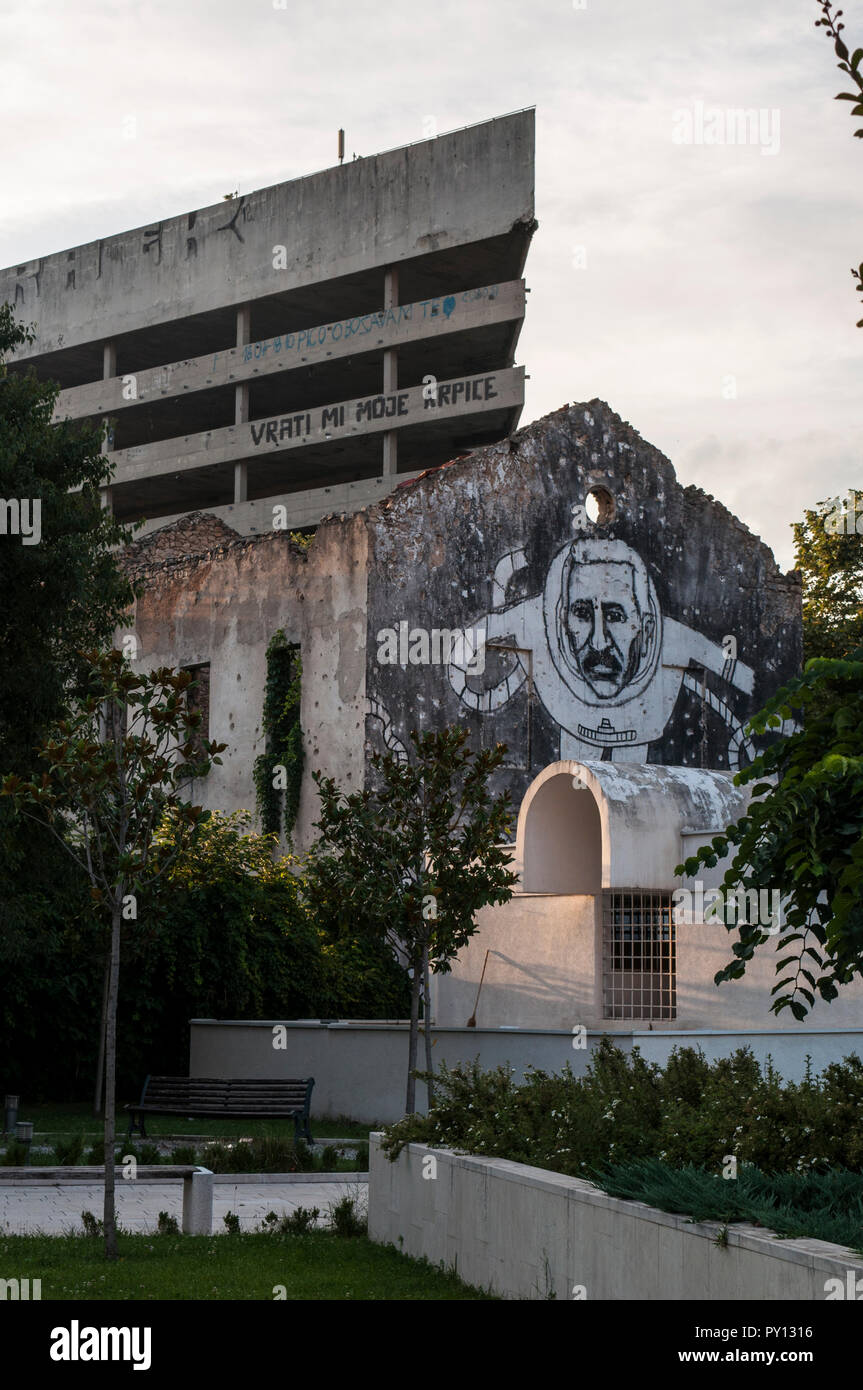 Mostar: Staklena Banka, vecchia banca di vetro, un edificio utilizzato dalla guerra in Bosnia cecchini, trasformato successivamente come Staklena Banka collezione di arte pubblica spazio Foto Stock