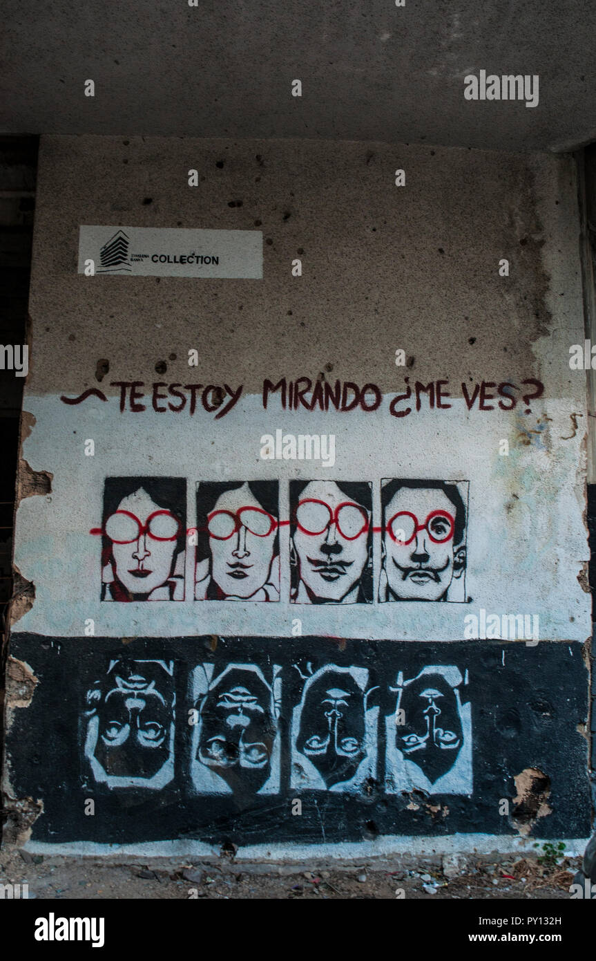 Mostar: Staklena Banka, vecchia banca di vetro, edificio utilizzato dalla guerra in Bosnia cecchini, trasformato successivamente come Staklena Banka collezione di arte pubblica spazio Foto Stock