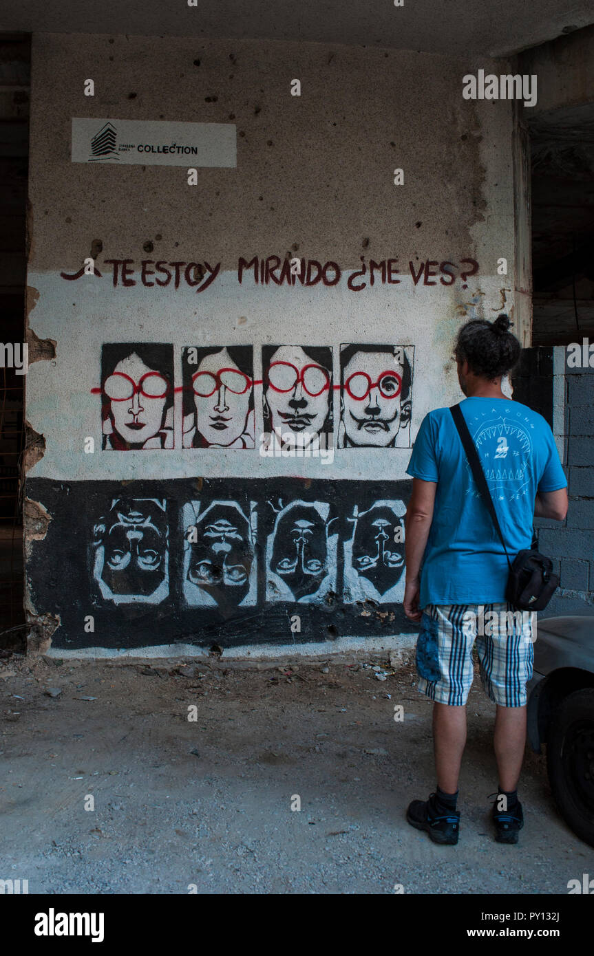 Mostar: Staklena Banka, vecchia banca di vetro, edificio utilizzato dalla guerra in Bosnia cecchini, trasformato successivamente come Staklena Banka collezione di arte pubblica spazio Foto Stock