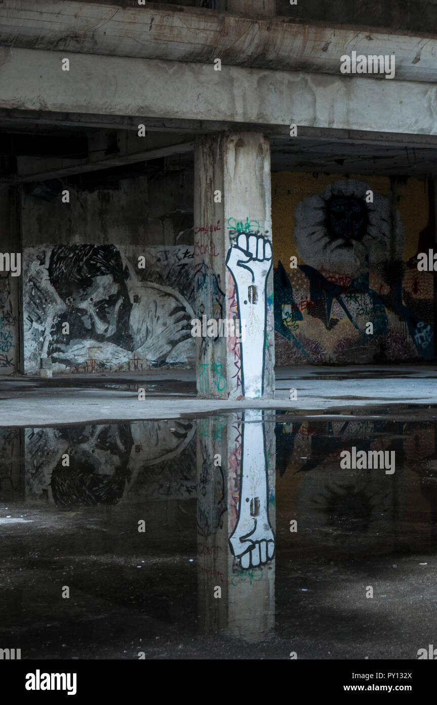 Mostar: Staklena Banka, vecchia banca di vetro, un edificio utilizzato dalla guerra in Bosnia cecchini, trasformato successivamente come Staklena Banka collezione di arte pubblica spazio Foto Stock